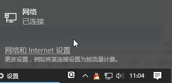 使用筆記本的用戶反應(yīng)在win10操作系統(tǒng)中使用移動(dòng)熱點(diǎn)功能但是會(huì)自動(dòng)關(guān)閉的問(wèn)題，該怎么辦呢？在win10系統(tǒng)【設(shè)置】--【網(wǎng)絡(luò)和intetnet】選項(xiàng)中自帶了移動(dòng)熱點(diǎn)功能，我們無(wú)需使用第三方軟件即可將網(wǎng)絡(luò)進(jìn)行共享，功能強(qiáng)大。雖然如此但卻會(huì)自動(dòng)關(guān)閉，導(dǎo)致其他設(shè)備經(jīng)常斷網(wǎng)的問(wèn)題，在本文中win10之家小編給大家介紹下移動(dòng)熱點(diǎn)自動(dòng)關(guān)閉的解決方法。  步驟：  1、鼠標(biāo)左鍵點(diǎn)擊電腦右下角狀態(tài)欄上的，網(wǎng)絡(luò)連接圖標(biāo)，彈出的菜單中點(diǎn)擊“網(wǎng)絡(luò)和internet設(shè)置”，如圖所示：    2、在彈出的菜單中點(diǎn)擊“移動(dòng)熱點(diǎn)”，與其它設(shè)備共享我的Internet下的開(kāi)關(guān)按鈕選擇“開(kāi)”；  3、操作完成后在左側(cè)點(diǎn)擊【以太網(wǎng)】，然后在右側(cè)單擊“更改適配器選項(xiàng)”；    4、在彈出的框中，選擇虛擬網(wǎng)卡（帶有類似Microsoft Wi-Fi Direct Virtual 標(biāo)志的），鼠標(biāo)右鍵單擊選擇【屬性】選項(xiàng)；  5、在彈出的框中“配置”按鈕；    6、在彈出的屬性框中切換到“電源管理”選卡，在下面把“允許計(jì)算機(jī)關(guān)閉此設(shè)備以節(jié)約電源”的勾去掉，點(diǎn)擊確定保存設(shè)置。  7、按下windows+i 組合鍵打開(kāi)windows 設(shè)置 ，然后點(diǎn)擊【系統(tǒng)】選項(xiàng)；    8、在系統(tǒng)設(shè)置左側(cè)點(diǎn)擊“電源與睡眠”，在右側(cè)將屏幕 和睡眠 兩個(gè)選項(xiàng)都設(shè)置為【從不】即可，